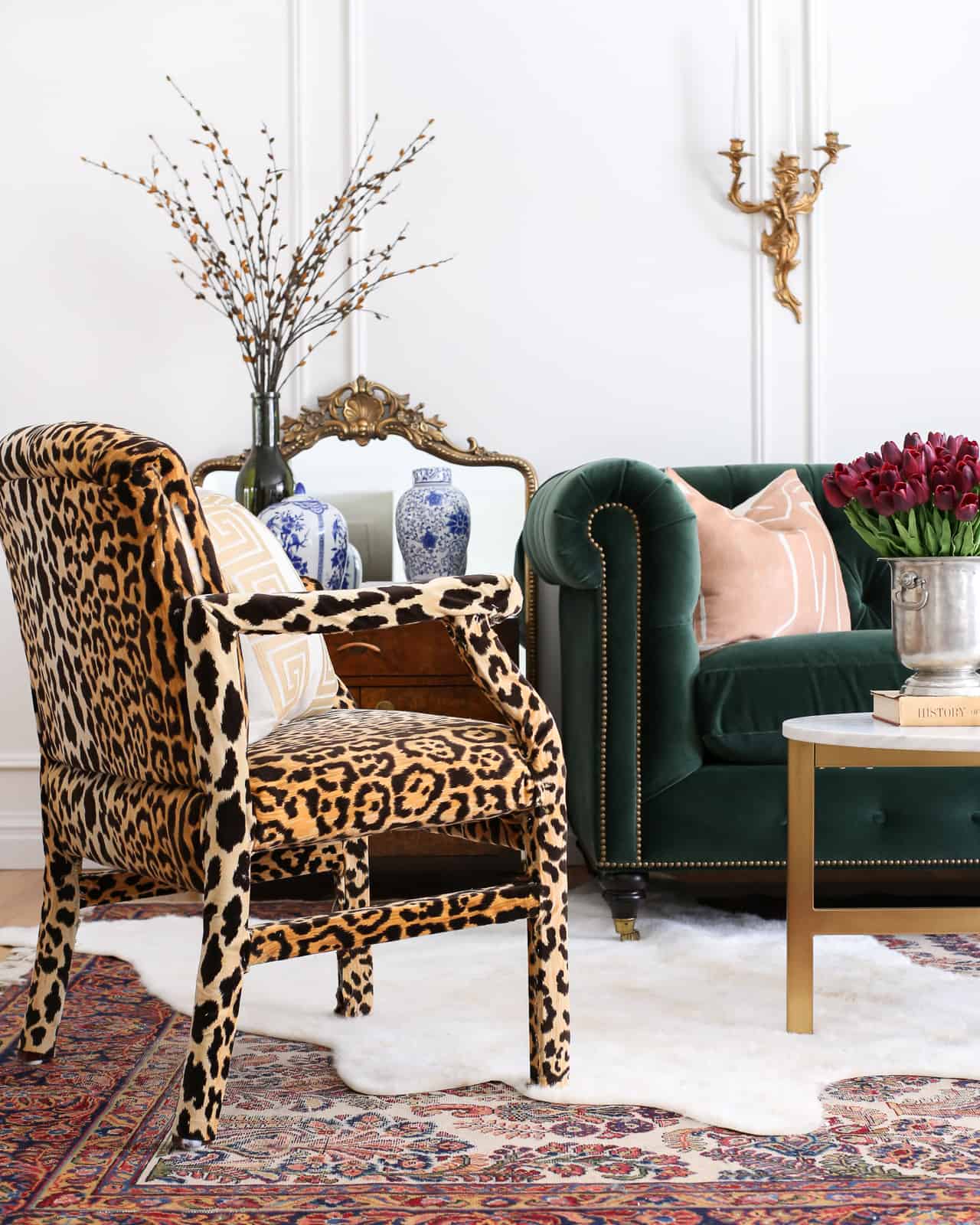  diseño de interiores-sofá verde-silla leopardo-sala de estar glamurosa