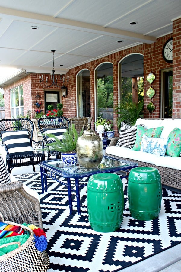 black-white-patio-decor