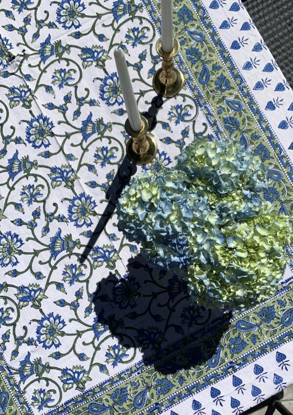 entertaining-tips-traditional-linen-tablecloth-hydrangeas