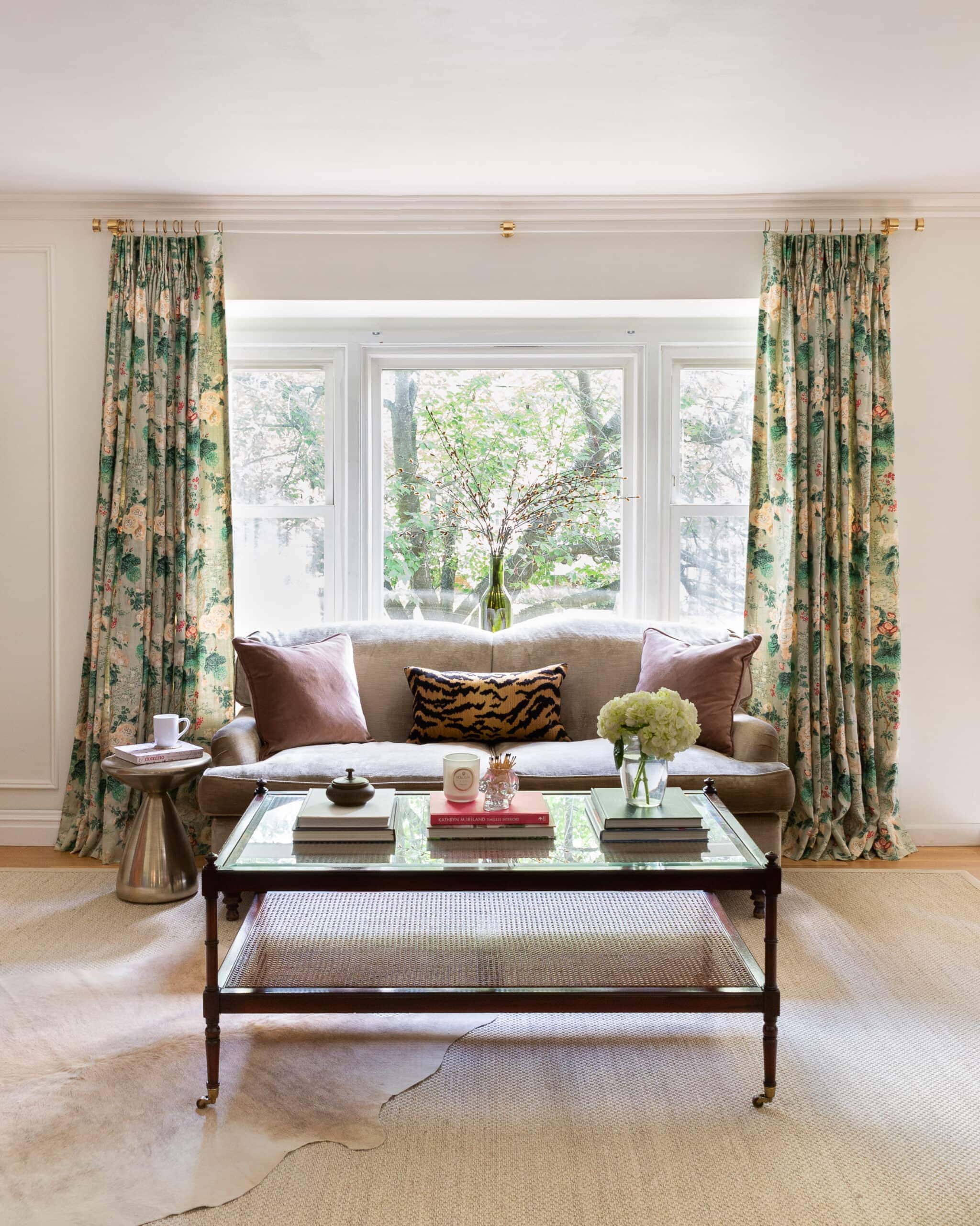 traditional-modern-living-room-lucite-curtain-rod-lee-jofa-drapes