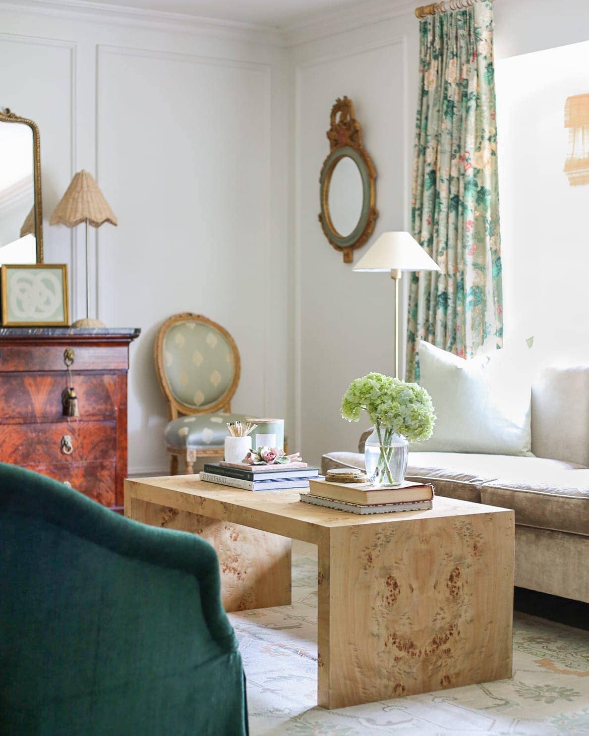 grandmillennial-living-room-modern-traditional