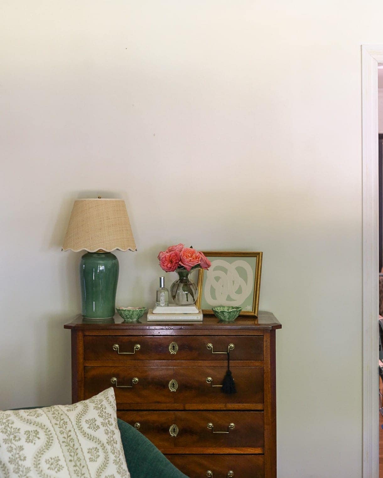 DIY: HOW TO BUILD SHELVES WITH BRASS GALLERY RAILS