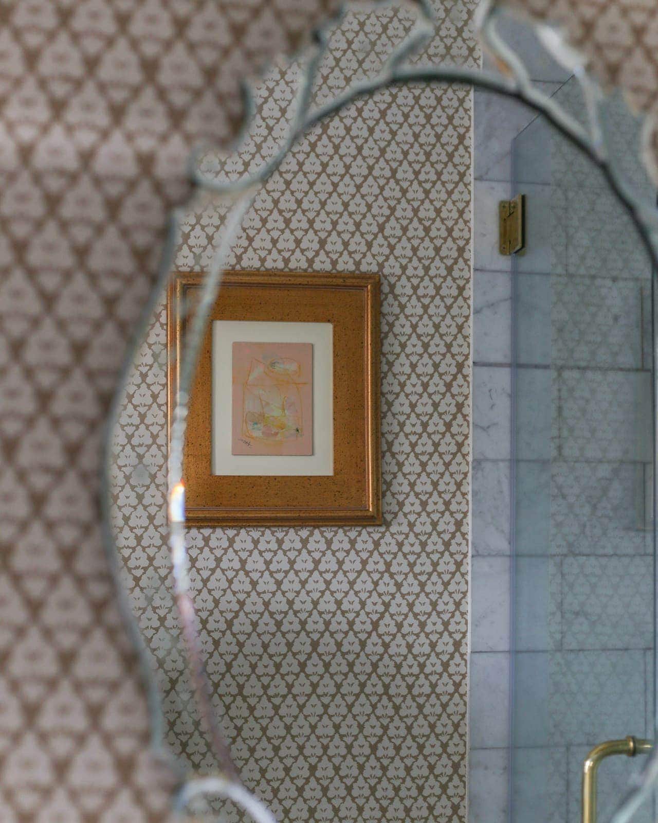 en-suite-bathroom-wallpaper-traditional-home