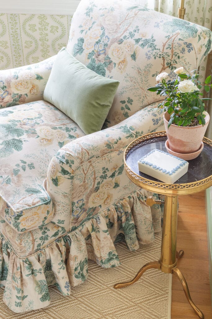 How-much-does-it-cost-to-reupholster-sofa-or-chair