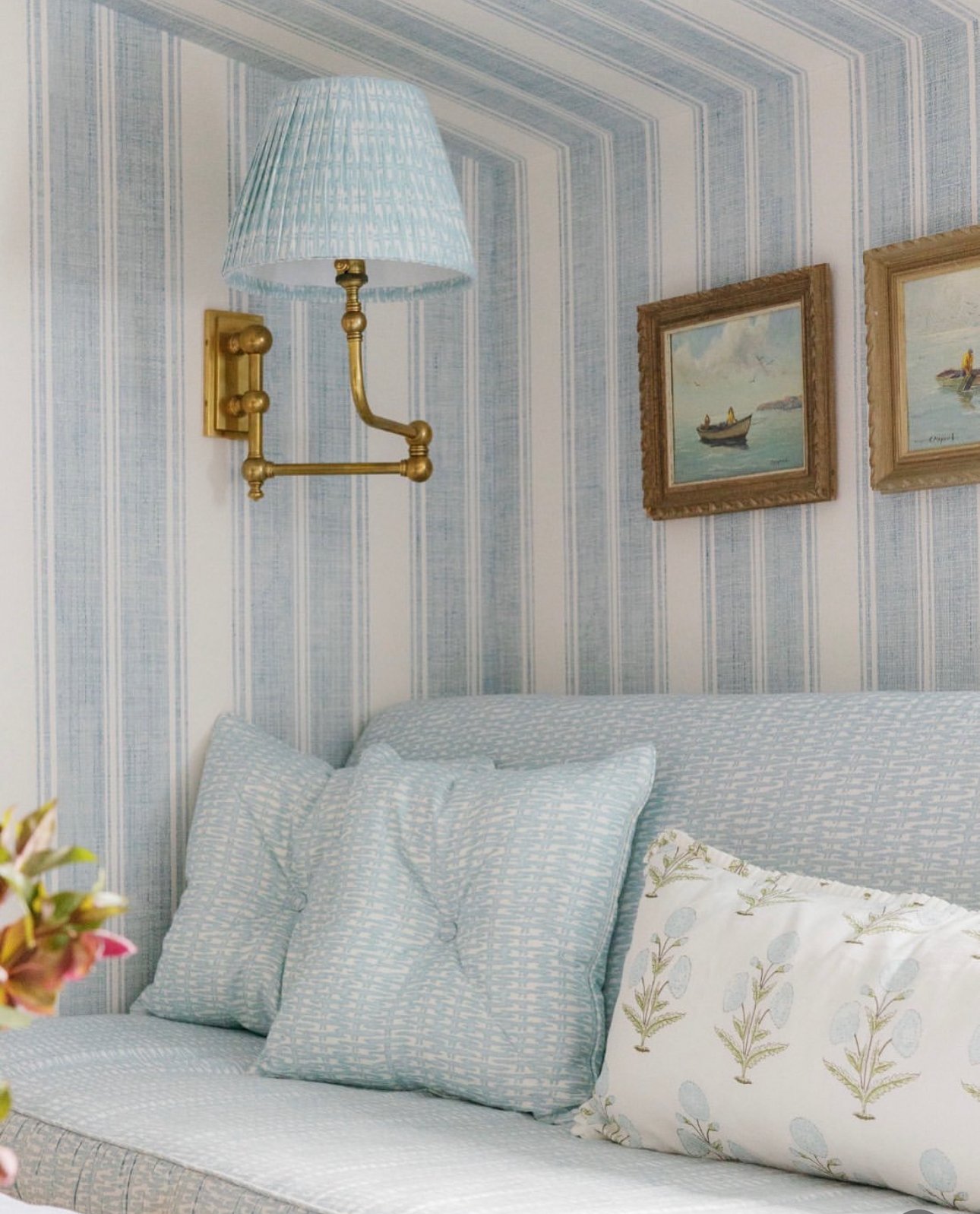 blue-striped-wallpaper